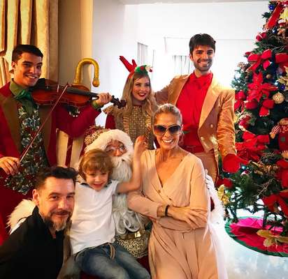 Na casa da Adriane Galisteu o mês de dezembro foi todo natalino com direito a Papai Noel, árvore e violino. Olha o sorriso do Vittorio e veja se ele estava gostando desse clima ou não?