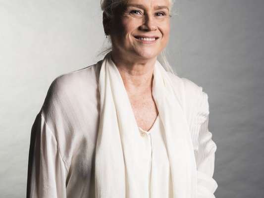 Vera Holtz, no ar como Magnólia na novela 'A Lei do Amor', fica tímida para gravar cenas de intensas em novelas