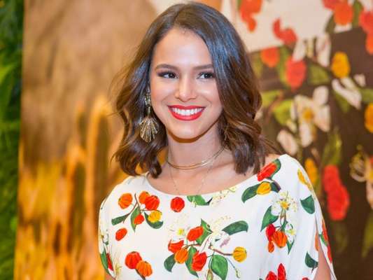 Bruna Marquezine treina luta e personal trainer brinca em vídeo publicado nesta segunda-feira, dia 19 de dezembro de 2016