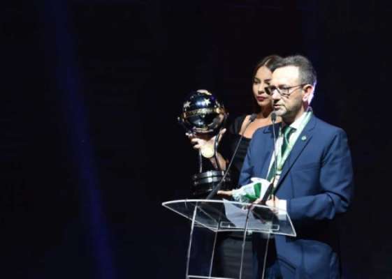 Presidente Plínio David de Nês, da Chapecoense, subiu ao palco para receber o troféu