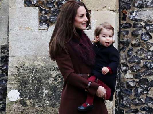 Família real vai à missa de Natal e Princesa Charlotte rouba a cena com meia calça colorida neste domingo, dia 25 de dezembro de 2016