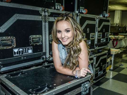 Larissa Manoela desabafa após críticas por suposto affair com ator: 'Ofendida', disse ela neste sábado, 31 de dezembro de 2016