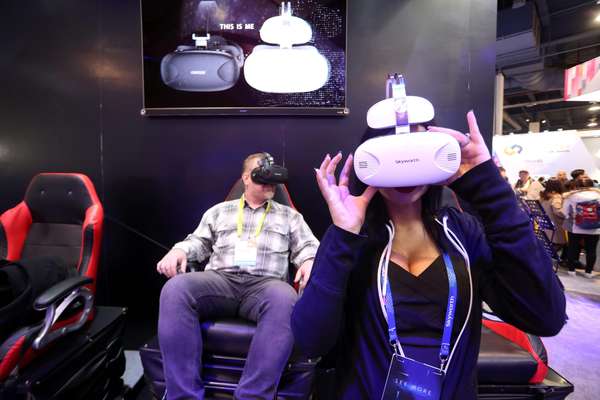 La sensualidad de las mujeres y los gadgets más avanzados presentados en la CES 2017 hacen buena combinación.
