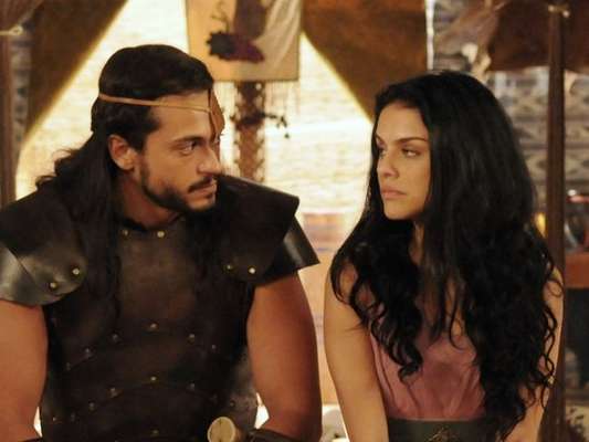 Samara (Paloma Bernardi) revela ao irmão, Tobias (Raphael Vianna), que Aruna (Thais Melchior), é irmã deles, no capítulo desta terça-feira, 10 de janeiro de 2017, da novela 'A Terra Prometida'