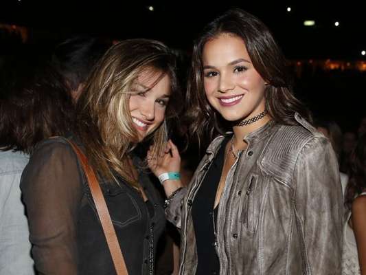 Bruna Marquezine e Sasha Meneghel posaram juntas curtindo Angra dos Reis neste domingo, 8 de janeiro de 2017