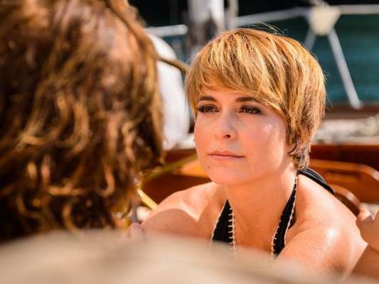 Helô (Claudia Abreu) pergunta Pedro (Reynaldo Gianecchini) sobre as mulheres com quem ele se envolveu no período em que estiveram separados e não esconde seu ciúme, na novela 'A Lei do Amor', em janeiro de 2017
