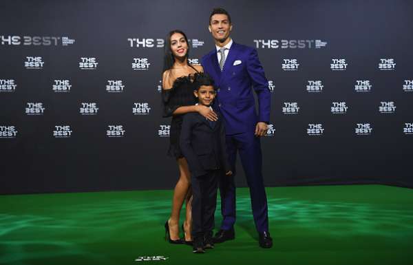El jugador del Real Madrid Cristiano Ronaldo, junto a su novia Georgina Rodríguez y su hijo Ronaldo Junior