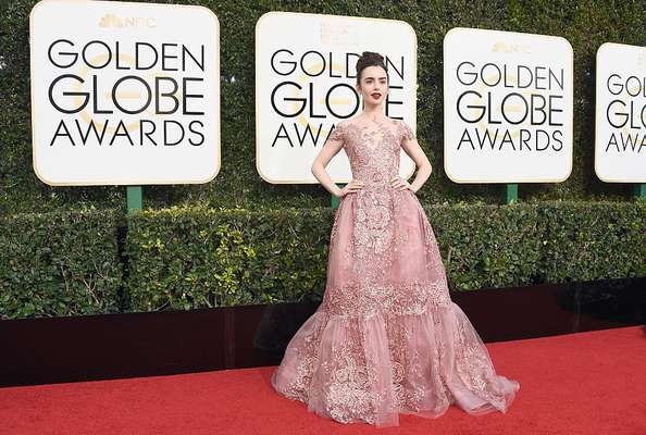 Lily Collins y más estrellas desfilaron de rosa por la alfombra roja.