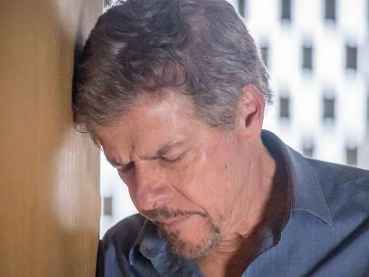 José Mayer e outros atores estão reclamando do calor em estúdio da novela 'A Lei do Amor'. Antigo galpão improvisado, local não tem ar-condicionado já há algum, diz o colunista Leo Dias, do jornal 'O Dia', nesta terça-feira, 10 de janeiro de 2017