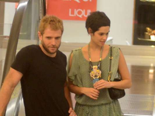 Maria Flor, intérprete da personagem Flávia na novela 'A Lei do Amor', foi fotografada na companhia do namorado em shopping do Rio nesta segunda-feira, 9 de janeiro de 2017