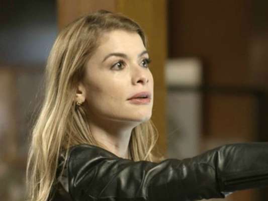 Diana (Alinne Moraes) briga com Gui (Vladimir Brichta) e o acusa de estar rejeitando Chiara (Lara Cariello) por causa da gravidez de Júlia (Nathalia Dill), na novela 'Rock Story', em janeiro de 2017