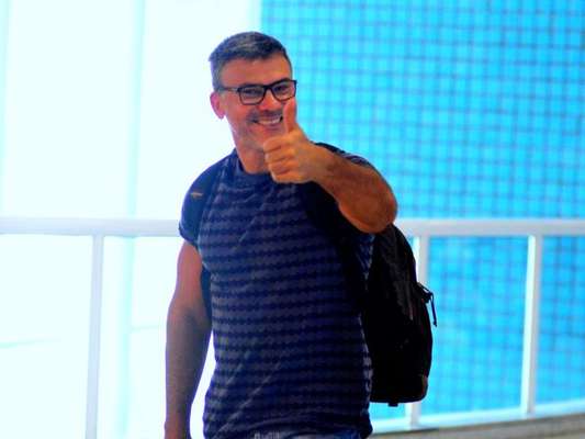 Leonardo Vieira é apoiado pelo pai após ataques homofóbicos, como mostrou em postagem na última terça-feira, dia 10 de janeiro de 2017