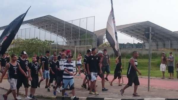 Torcedores protestaram em frente ao CT