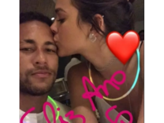 Neymar se declara para a namorada, Bruna Marquezine, em foto publicada pela atriz no Instagram