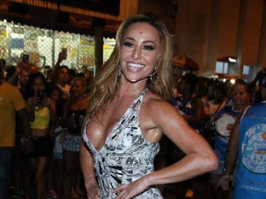 Sabrina Sato usou macacão decotado em ensaio de rua da Vila Isabel