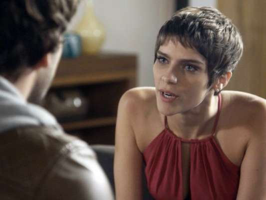 Letícia (Isabella Santoni) confronta Tiago (Humberto Carrão) ao saber que ele chamou Marina (Alice Wegmann) para tomar um chope, na novela 'A Lei do Amor', em fevereiro de 2017