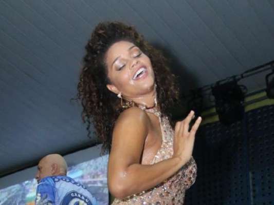 Juliana Alves arrasou no ensaio da Unidos da Tijuca para o carnaval, na noite deste sábado, 21 de janeiro de 2017