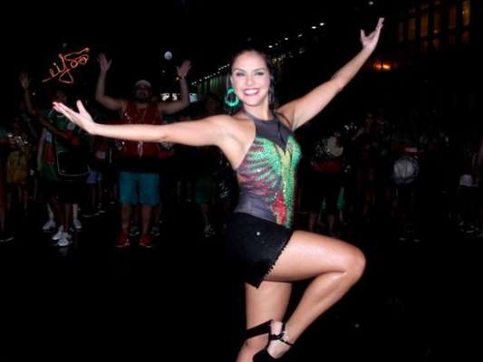 Paloma Bernardi mostra samba no pé embaixo de chuva no ensaio de rua da Grande Rio, em 22 de janeiro de 2017