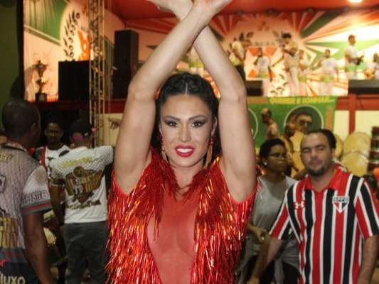 Gracyanne Barbosa apostou em decotão sexy para curtir o ensaio da X-9 Paulistana neste domingo, 22 de janeiro de 2017
