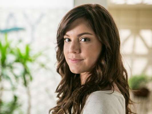 Marina (Raquel Cunha) seduz Tiago (Humberto Carrão) com massagem provocadora, a partir de 17 de fevereiro de 2017, na novela 'A Lei do Amor'