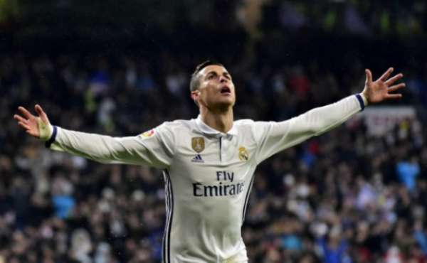Os primeiros entre os jogadores de futebol: 1º - Cristiano Ronaldo (Real Madrid) - 88 milhões de dólares (R$ 274,1 milhões)