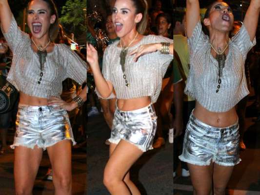 Wanessa se esbaldou no ensaio de rua da Mocidade, escola de samba carioca, nesta segunda-feira, 6 de fevereiro de 2017