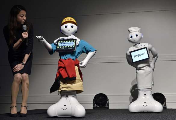 Un robot Pepper presenta un atuendo de obrero de la construcción durante el concurso de moda Tokyo Pepper Collection 2017 en Tokio.