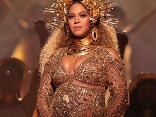 Beyoncé, grávida de gêmeos, exibe barriga durante o Grammy 2017