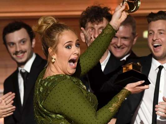 No Grammy 2017, Adele quebrou o troféu para dividir com Beyoncé