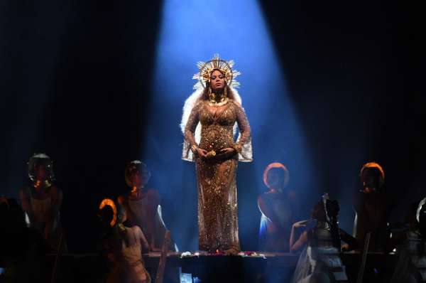 Beyoncé cantó embarazada en la edición 59 de los Grammy Awards.