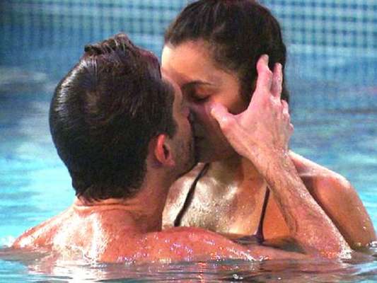 No 'BBB17', Marcos rouba selinho de Emilly após voltar do Paredão, que eliminou Luiz Felipe, na noite desta terça-feira, 14 de fevereiro de 2017