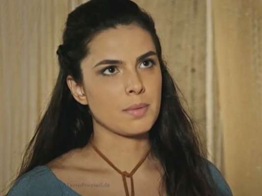 Aruna (Thais Melchior) consegue fugir das masmorras de Jerusalém, mas acaba sendo recapturada, ao lado do meio-irmão, Tobias (Raphael Vianna), na reta final da novela 'A Terra Prometida'