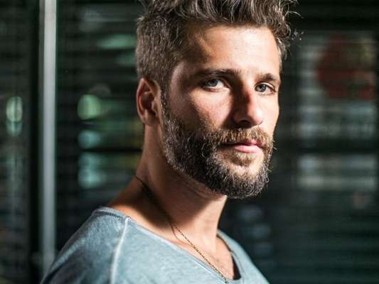 Mario (Bruno Gagliasso) descobre por Carol (Maria Joana) que Giuliana é filha de César (Rafael Cardoso), mas decide assumir a paternidade, na novela 'Sol Nascente'