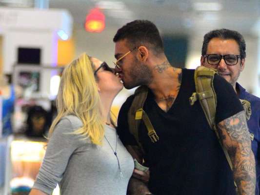 Lucas Lucco brinca com paparazzo e dá selinho na mãe ao embarcar no Rio nesta quarta-feira, dia 15 de fevereiro de 2017
