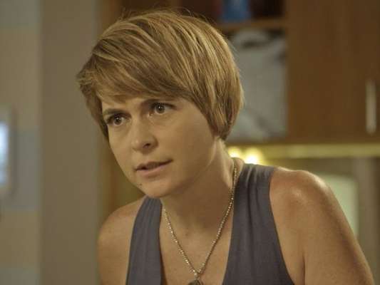 Grávida, Helô (Claudia Abreu) cai ao pisar em brinquedo de Stelinha (Maria Clara Mourão) e sente medo de sofrer outro aborto, na novela 'A Lei do Amor'