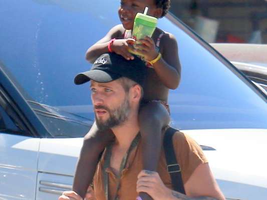 Bruno Gagliasso carrega a filha, Títi, nas costas após aula de natação nesta quarta-feira, dia 15 de fevereiro de 2017