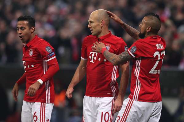Bayern Múnich goleó por 5-1 al Arsenal en el juego de ida por los octavos de final de la Champions League, jugado en Alemania. Alexis Sánchez luchó y anotó el gol de su equipo, pero no fue suficiente. Arturo Vidal ayudó al buen funcionamiento de los bávaros e incluso estuvo a punto de marcar.