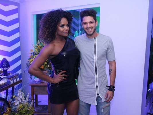 Do 'Big Brother Brasil' para o aniversário de Adriana Bombom: após sua eliminação, na terça, Luiz Felipe foi um dos convidados da comemoração nesta quarta, 15 de fevereiro de 2017