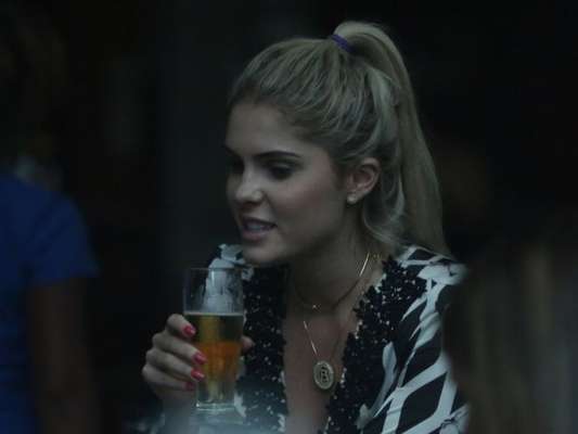Bárbara Evans aconselhou seus fãs no Instagram a cortarem o álcool por um mês durante o ano