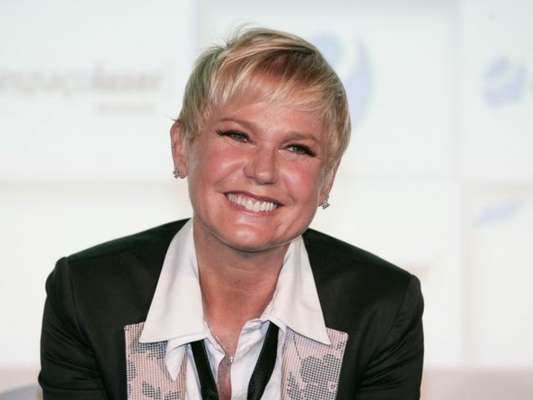 Xuxa, com pai internado, recebeu a visita de uma prima no hospital e postou foto no Instagram nesta quinta-feira, 16 de fevereiro de 2017