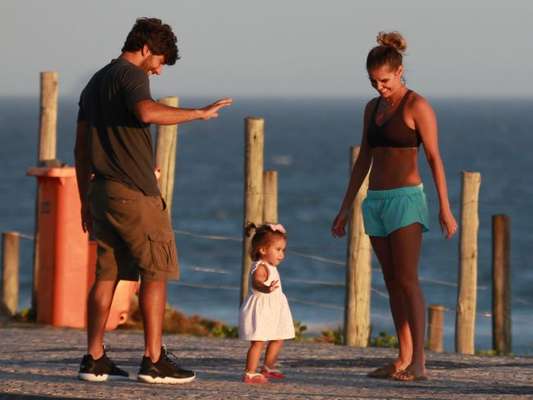 Deborah Secco passeou pela orla da Barra da Tijuca, Zona Oesto do Rio, com a filha, Maria Flor, e o marido Hugo Moura nesta quinta-feira, 16 de fevereiro de 2017