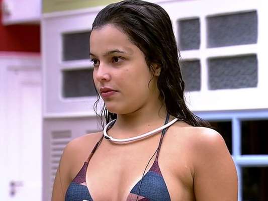 No "BBB 17", Emilly esqueceu de tirar o microfone ao mergulhar na piscina e fez o reality inteiro pagar pelo seu descuido