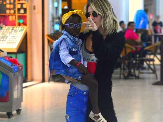 Giovanna Ewbank embarca para São Paulo com a filha, Títi, no colo nesta quinta-feira, dia 16 de fevereiro de 2017