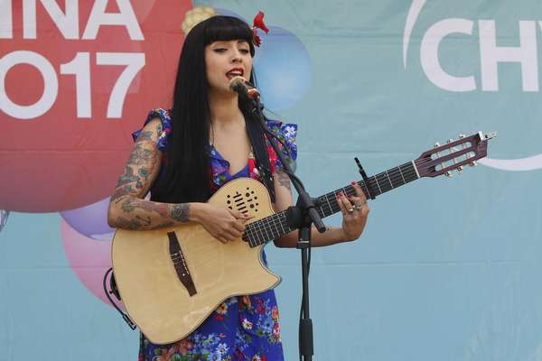 Una concurrida Gala Vecinal del Festival de Viña del Mar se vivió éste sábado en la Ciudad Jardín, donde artistas, animadores y habitantes comparten en el Sporting Club. Hasta el lugar llegaron los animadores Rafael Araneda y Carolina de Moras, quienes condujeron el evento destinado para los vecinos que no tuvieron la oportunidad de participar en La Gala que se llevó a cabo la noche del viernes en el Casino.