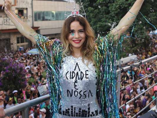 Leandra Leal comanda bloco Baixa Augusta, em São Paulo, em 19 de fevereiro de 2017