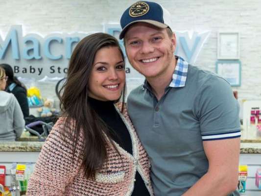Michel Teló e Thais Fersoza, após 6h em loja, fazem enxoval do filho:'200 itens'