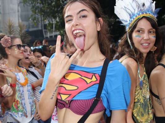 Maria Casadevall curtiu o desfile do bloco Acadêmicos do Baixo Augusta, na Região Central de São Paulo, no domingo, 19 de fevereiro de 2017