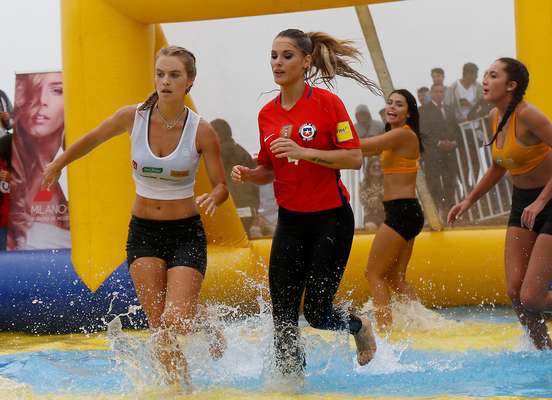 Durante esta jornada, las candidatas a reina del Festival de Viña del Mar 2017 nuevamente demostraron sus atributos, esta vez, en el tradicional juego de fútbol acuático. La candidata del canal La Red, Gala Caldirola; de Canal 13, Kika Silva y la cantante mexicana que representa a su país en la Competencia Internacional, Jass Reyes, llegaron temprano hasta la Playa del Deporte de Viña del Mar.