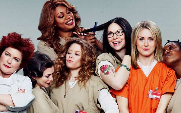 O seriado "Orange Is The New Black" aborda o dia a dia de uma prisão feminina. Produzida pela Netflix, a série já tem quatro temporadas disponíveis. Com personagens marcantes e histórias dramáticas, não faltam polêmicas ao longo dos episódios. A série já ganhou diversos prêmios, inclusive seus atores.