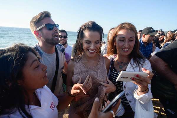 La candidata a reina realizóo una sesión fotográfica en la Playa los Cañones